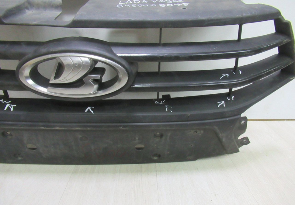 Решетка радиатора Lada Vesta Oem 8450008875 (мол.трещины) (скл-3)