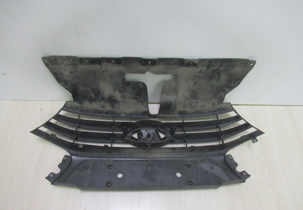 Решетка радиатора Lada Vesta Oem 8450008875 (мол.трещины) (скл-3)