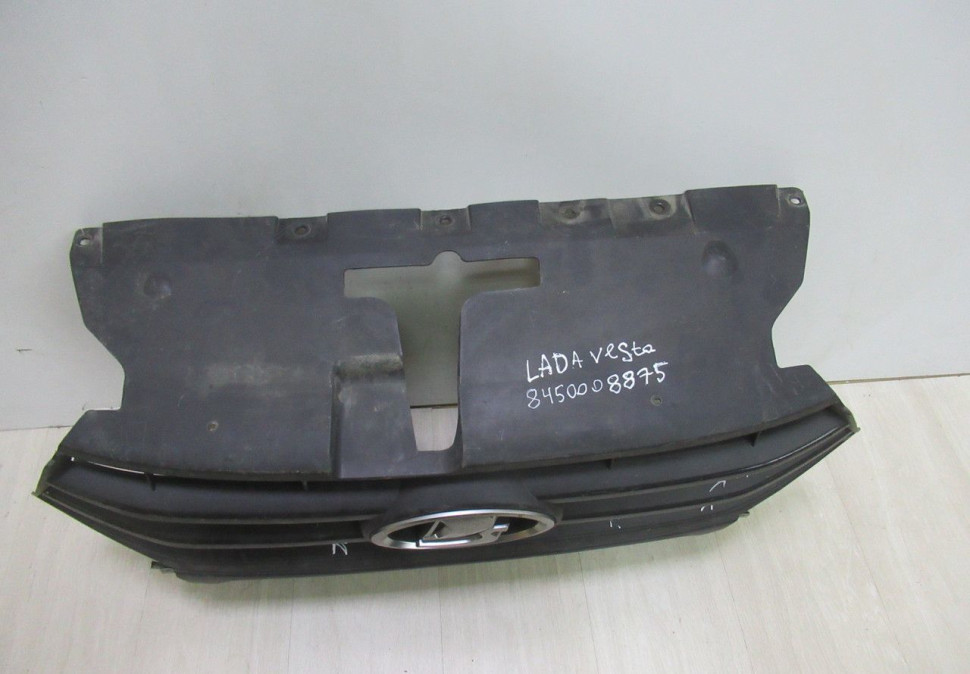 Решетка радиатора Lada Vesta Oem 8450008875 (мол.трещины) (скл-3)