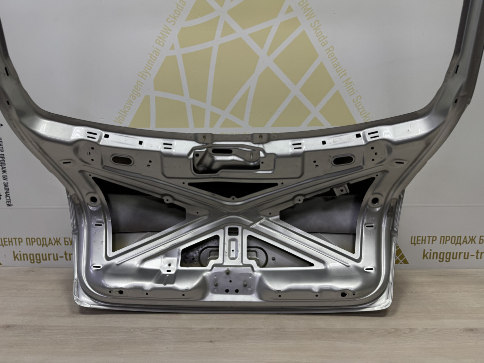 Крышка багажника бу Skoda Octavia A7 (скл-3) OEM 5E5827023B Крышка багажника бу Skoda Octavia A7 (скл-3) OEM 5E5827023B
