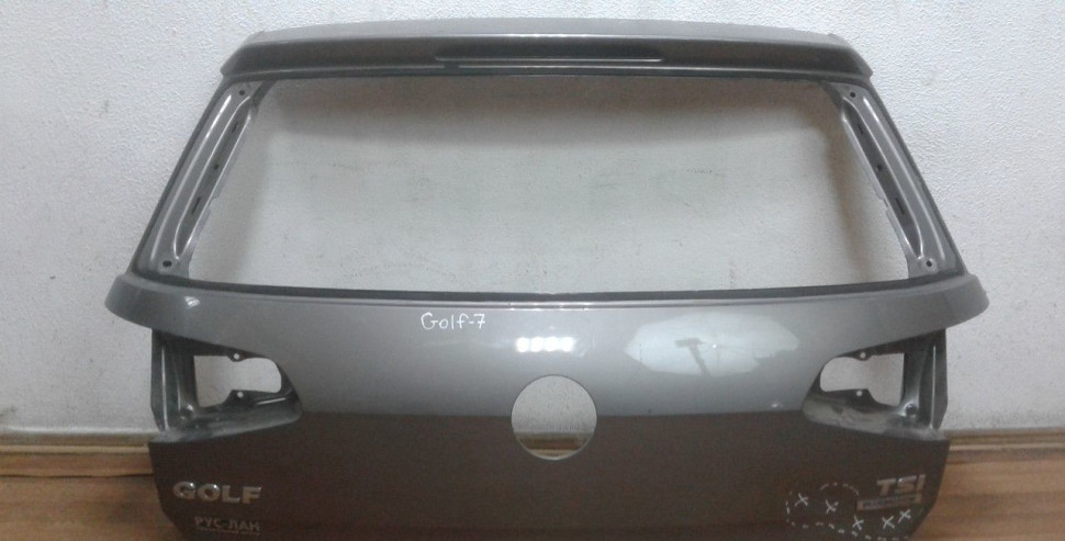 Крышка багажника Volkswagen Golf 7 oem 5G6827025H (вмятина)