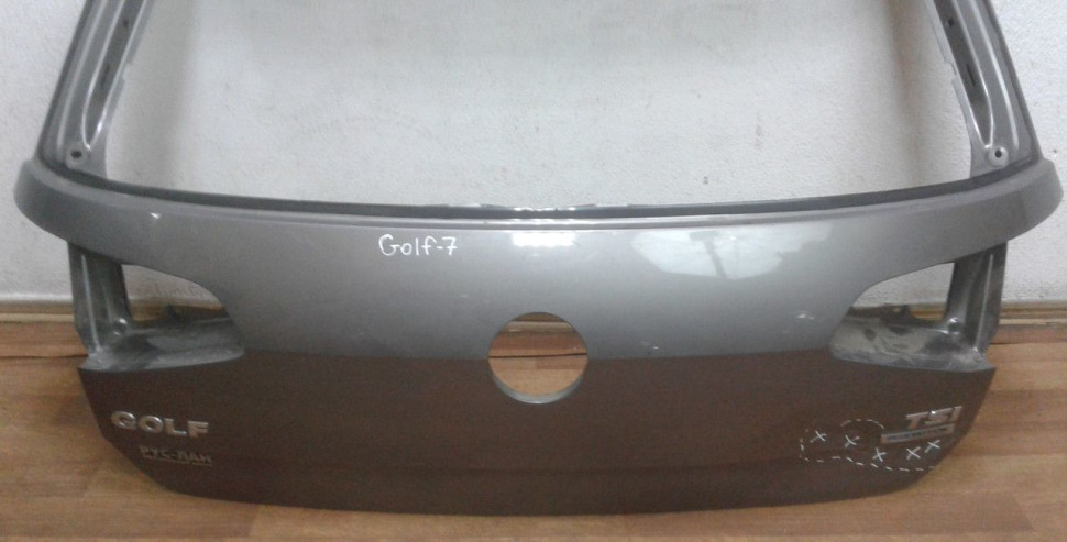 Крышка багажника Volkswagen Golf 7 oem 5G6827025H (вмятина) Крышка багажника Volkswagen Golf 7 oem 5G6827025H (вмятина)