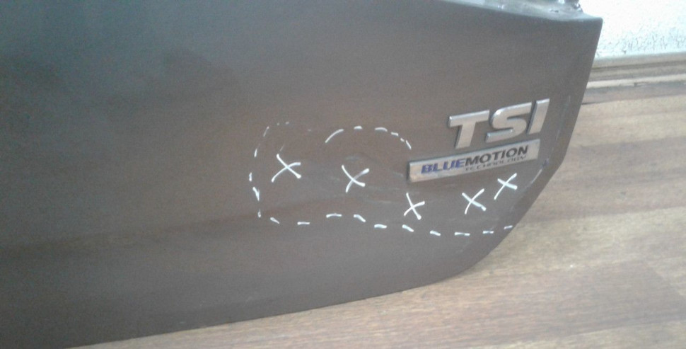 Крышка багажника Volkswagen Golf 7 oem 5G6827025H (вмятина) Крышка багажника Volkswagen Golf 7 oem 5G6827025H (вмятина)