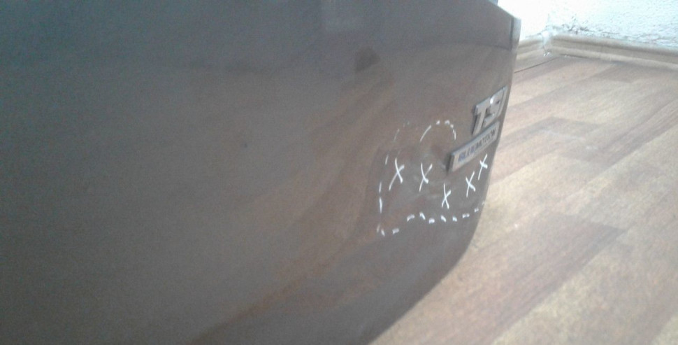 Крышка багажника Volkswagen Golf 7 oem 5G6827025H (вмятина) Крышка багажника Volkswagen Golf 7 oem 5G6827025H (вмятина)