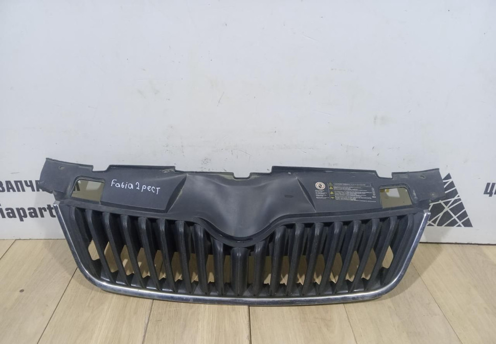 Решетка радиатора бу Skoda Fabia 2 OEM 5J0853668C