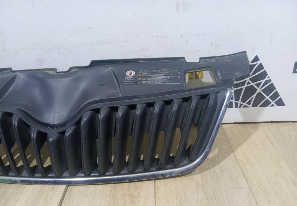 Решетка радиатора бу Skoda Fabia 2 OEM 5J0853668C Решетка радиатора бу Skoda Fabia 2 OEM 5J0853668C
