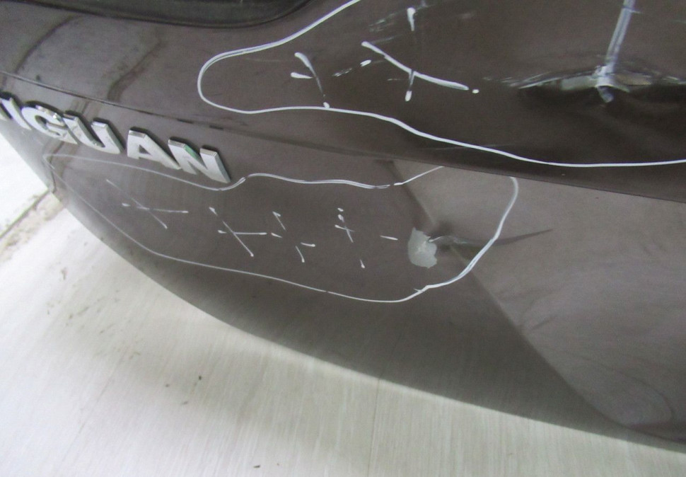Крышка багажника Volkswagen Tiguan 2 oem 5NA827025 (вмятины)
