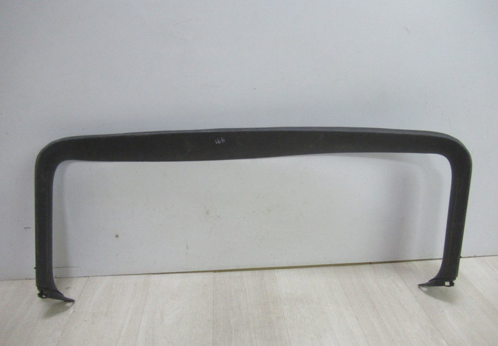 Облицовка крышки багажника Volkswagen Touareg 2 oem 7p6867603  (скл-3)