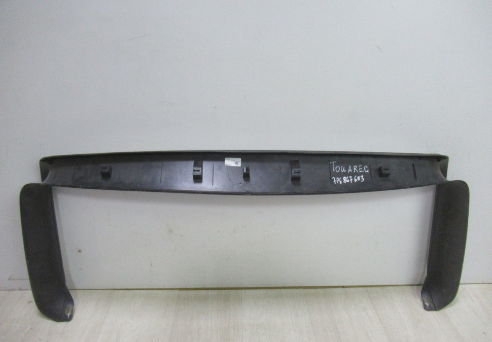 Облицовка крышки багажника Volkswagen Touareg 2 oem 7p6867603  (скл-3)