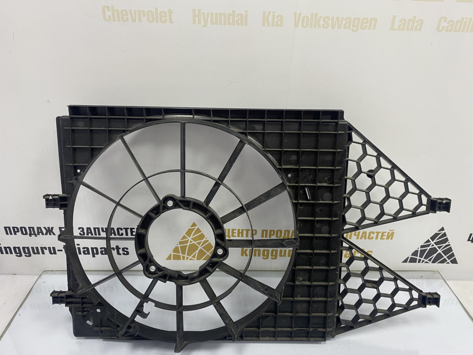 Диффузор вентилятора Volkswagen Polo 5 2009 OEM 6RU121207B Диффузор вентилятора Volkswagen Polo 5 2009 OEM 6RU121207B