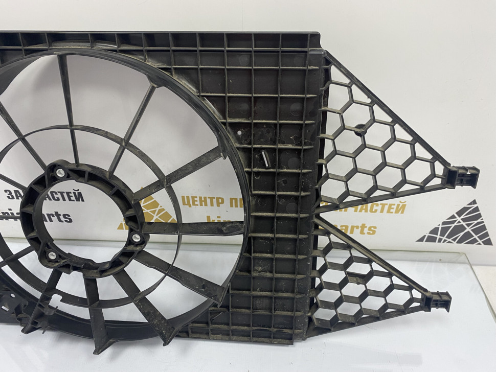 Диффузор вентилятора Volkswagen Polo 5 2009 OEM 6RU121207B Диффузор вентилятора Volkswagen Polo 5 2009 OEM 6RU121207B