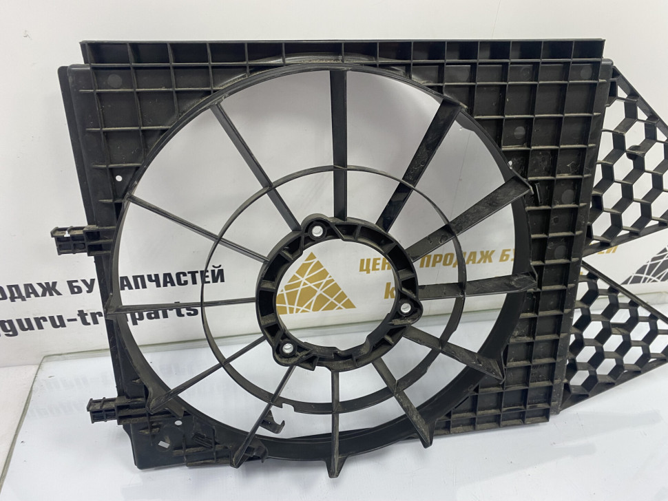 Диффузор вентилятора Volkswagen Polo 5 2009 OEM 6RU121207B Диффузор вентилятора Volkswagen Polo 5 2009 OEM 6RU121207B
