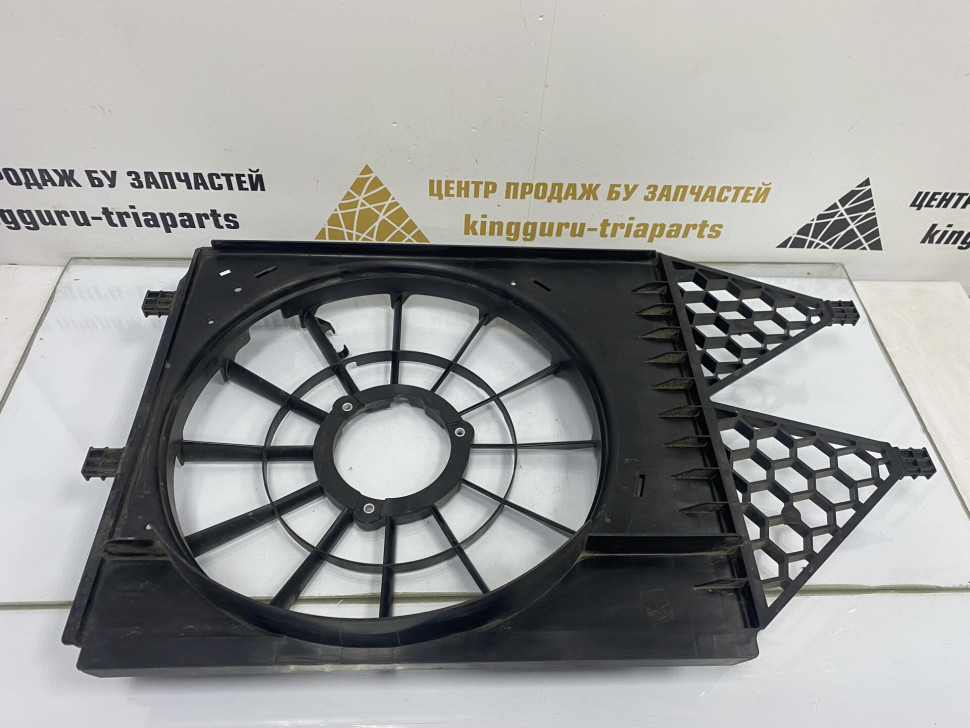 Диффузор вентилятора Volkswagen Polo 5 2009 OEM 6RU121207B Диффузор вентилятора Volkswagen Polo 5 2009 OEM 6RU121207B