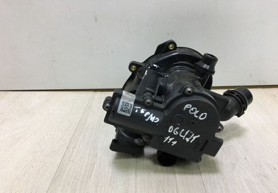 Термостат в сборе (92*C)  Volkswagen Polo 5  oem 06c121111 (слом.мал.часть)