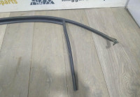 Уплотнитель стекла двери задний левый бу Skoda Rapid OEM 5JA839431