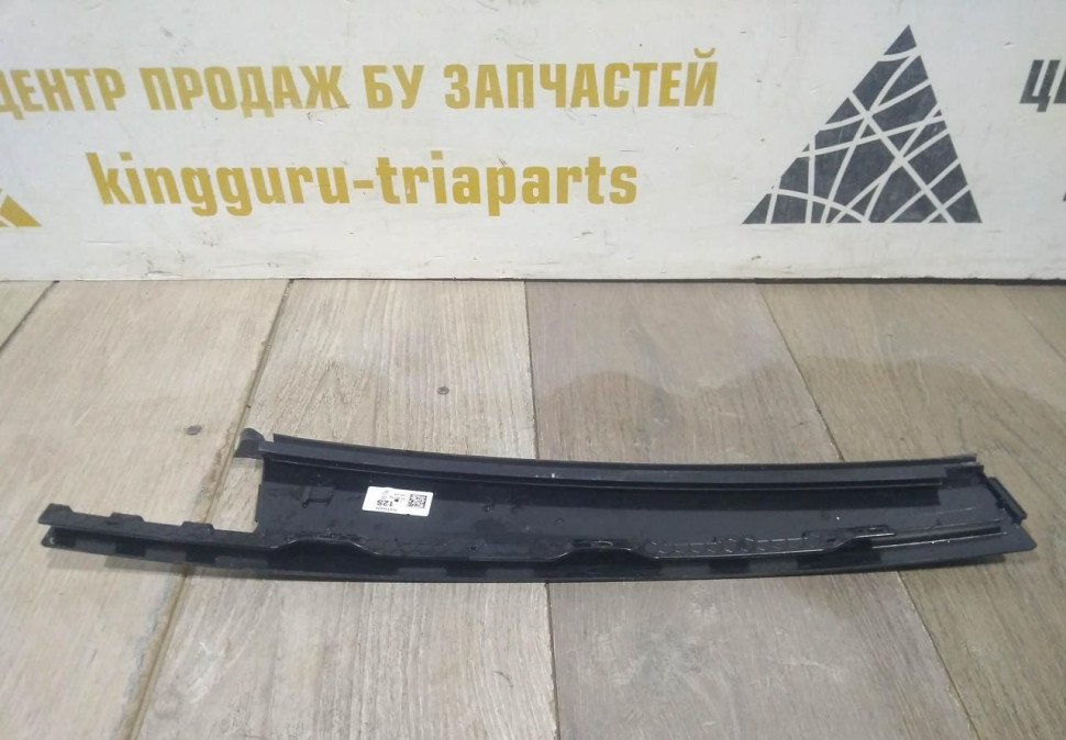 Накладка двери задняя правая бу Skoda Octavia A7 OEM 5E0839902B