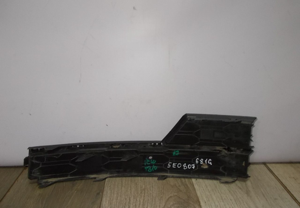 Решетка переднего бампера левая бу Skoda Octavia A7  рестайлинг OEM 5E0807681G