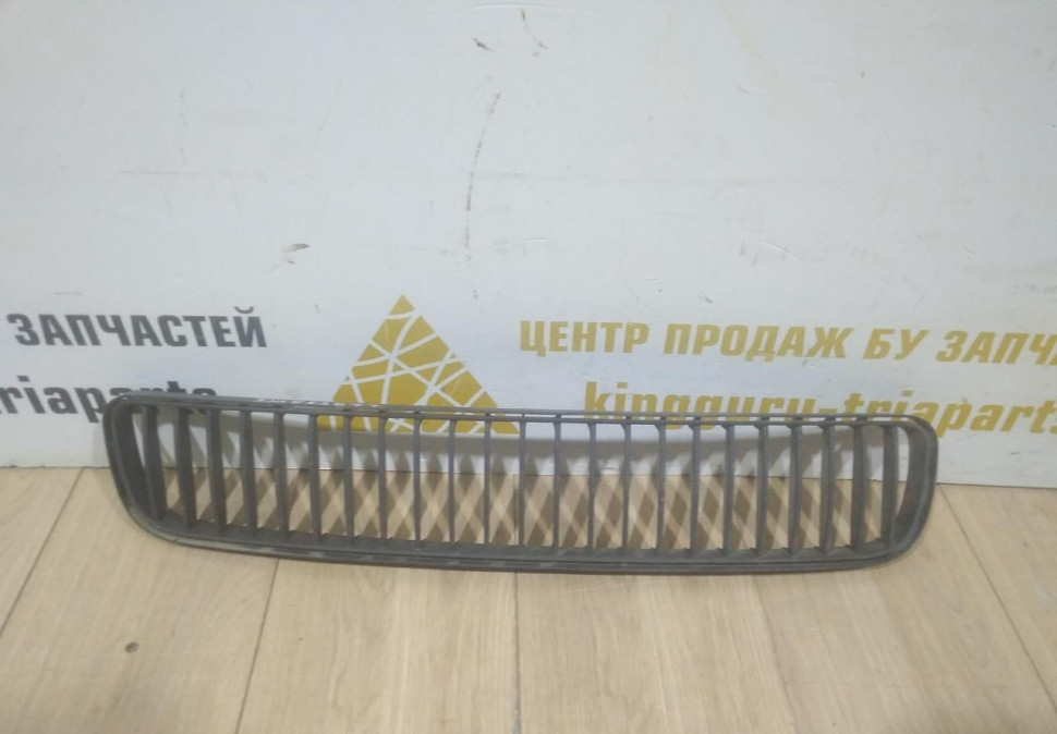 Решетка переднего бампера бу Skoda Fabia 2 до рестайлинг OEM 5J0853677