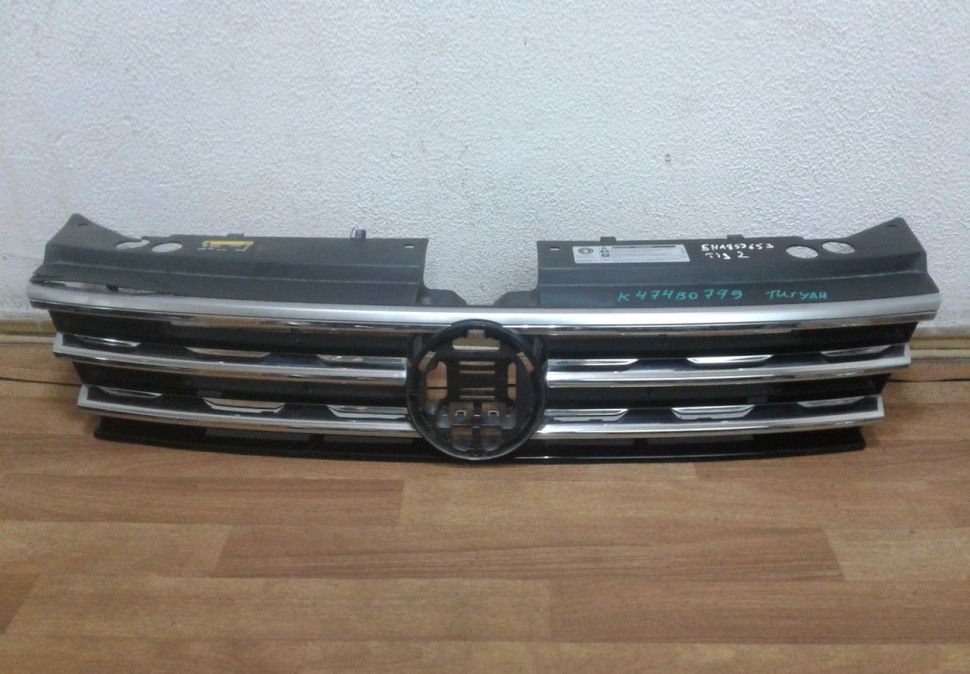 Решетка радиатора Volkswagen Tiguan 2 oem 5na853653 (трещина)