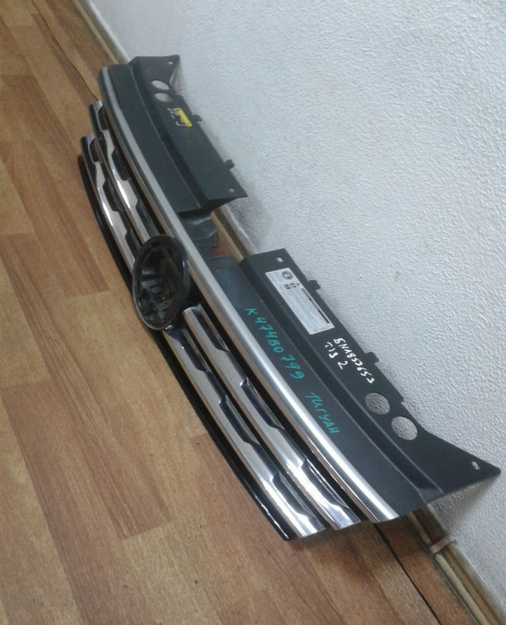 Решетка радиатора Volkswagen Tiguan 2 oem 5na853653 (трещина)