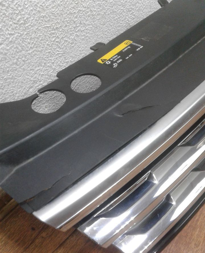 Решетка радиатора Volkswagen Tiguan 2 oem 5na853653 (трещина)