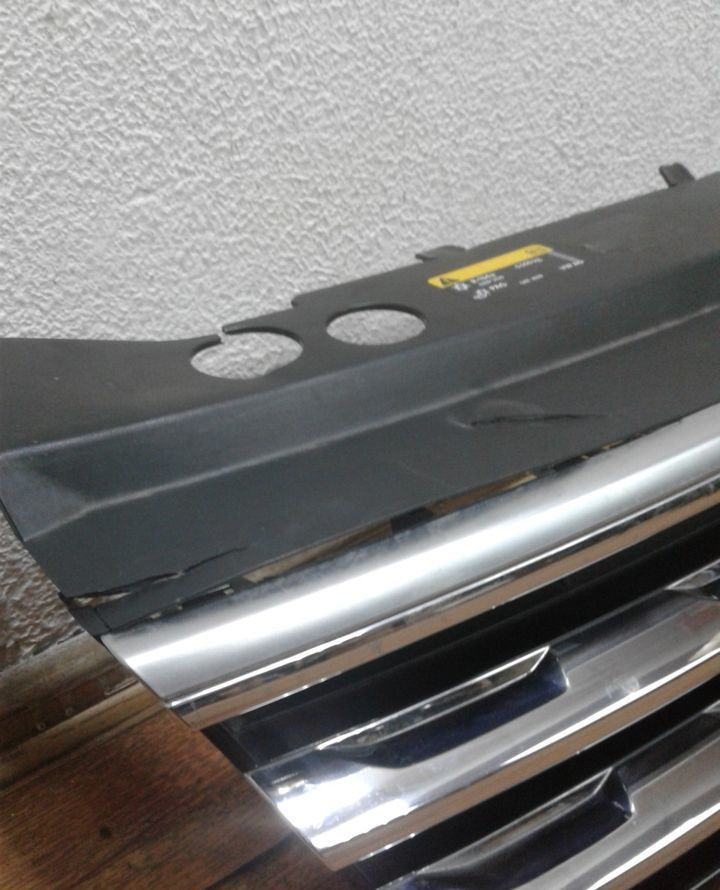 Решетка радиатора Volkswagen Tiguan 2 oem 5na853653 (трещина)