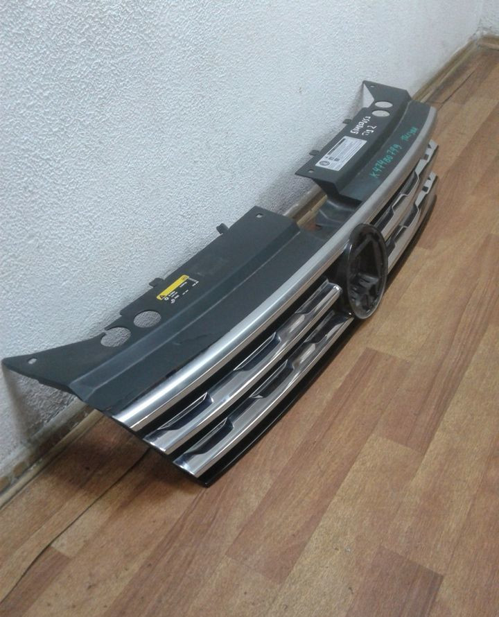 Решетка радиатора Volkswagen Tiguan 2 oem 5na853653 (трещина) Решетка радиатора Volkswagen Tiguan 2 oem 5na853653 (трещина)