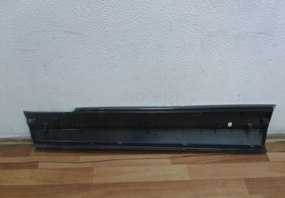 Накладка двери передняя правая Volkswagen Tiguan 2 oem 5na854940 Накладка двери передняя правая Volkswagen Tiguan 2 oem 5na854940