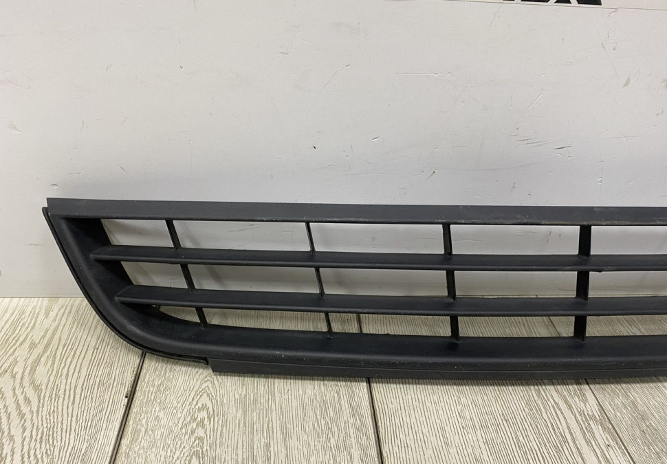 Решетка переднего бампера Volkswagen Jetta 6 2010 дорест Oem 5c6853677 Решетка переднего бампера Volkswagen Jetta 6 2010 дорест Oem 5c6853677