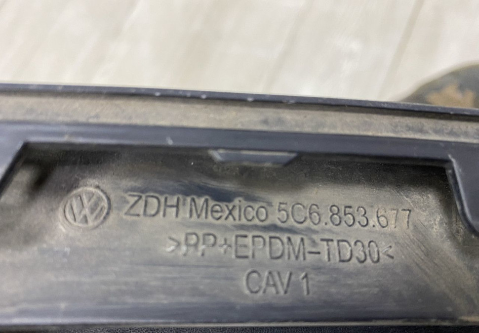 Решетка переднего бампера Volkswagen Jetta 6 2010 дорест Oem 5c6853677 Решетка переднего бампера Volkswagen Jetta 6 2010 дорест Oem 5c6853677