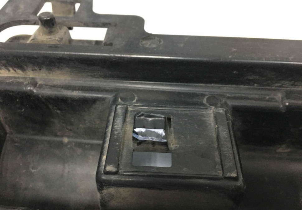 Кронштейн порога левый средний BMW 3 F30 OEM 51777256917