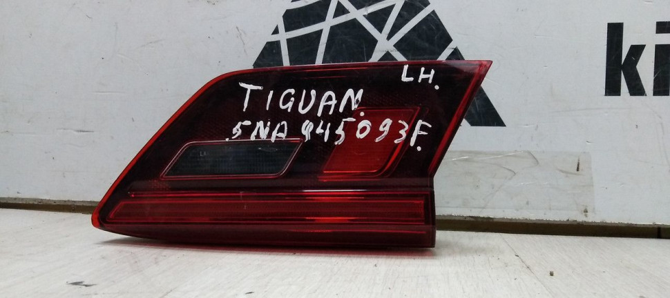 Фонарь левый внутренний Volkswagen Tiguan 2 2017> oem 5NA945093F Фонарь левый внутренний Volkswagen Tiguan 2 2017> oem 5NA945093F