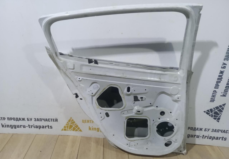 Задняя левая дверь Renault Megane 3 OEM 821012489R
