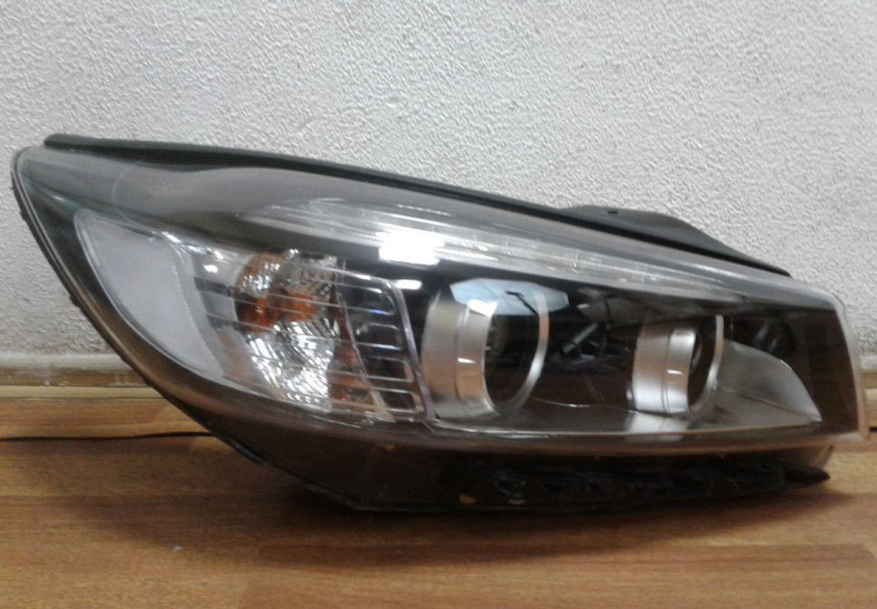 Фара правая Kia Sorento 3 (15>) ксенон (слом. 2 крепления, микротрещ. стекла) oem 92102c5200