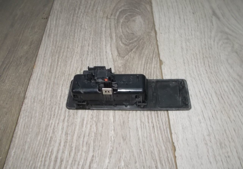 Кнопка открывания багажника бу BMW 3 F30 OEM 51247368752 Кнопка открывания багажника бу BMW 3 F30 OEM 51247368752