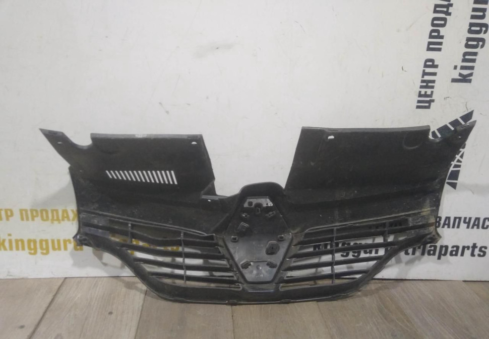 Решетка радиатора бу Renault Logan 2 OEM 623107605R Решетка радиатора бу Renault Logan 2 OEM 623107605R