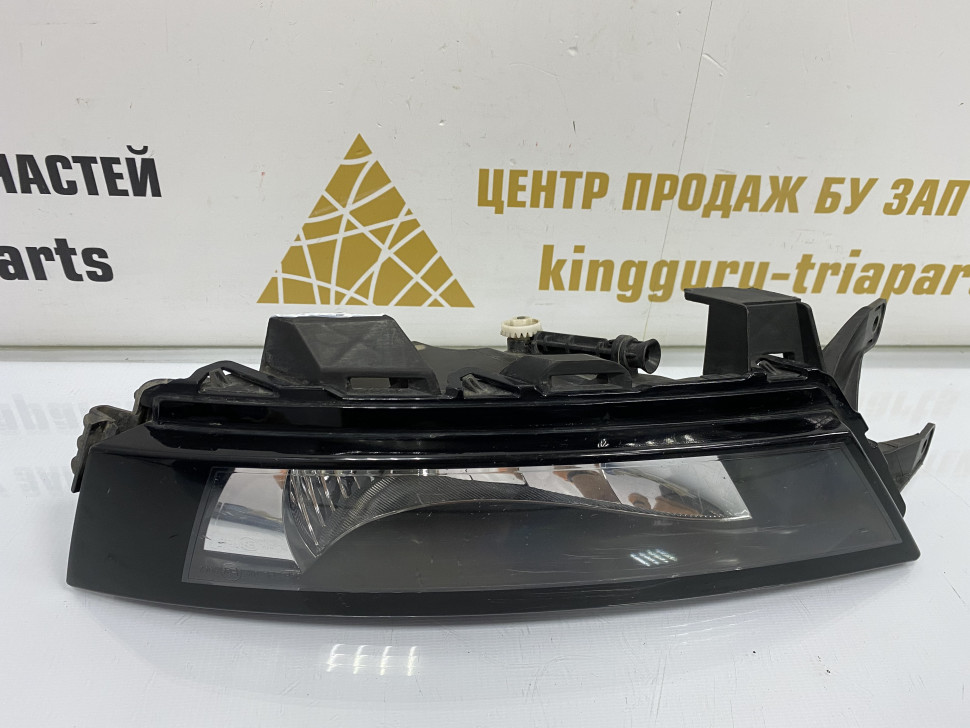 Фара противотуманная левая Skoda Rapid рестайлинг OEM 5JA941699D