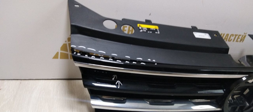 Решетка радиатора Volkswagen Tiguan 2 дорест 16-20 oem 5NA853653B (скл-3)