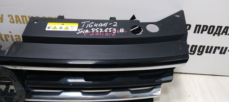 Решетка радиатора Volkswagen Tiguan 2 дорест 16-20 oem 5NA853653B (скл-3)