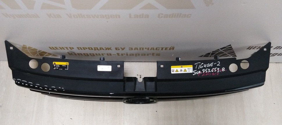 Решетка радиатора Volkswagen Tiguan 2 дорест 16-20 oem 5NA853653B (скл-3)