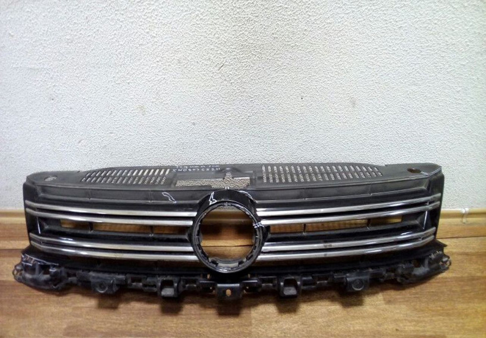 Решетка радиатора Volkswagen Tiguan 11- Oem 5N0853651H (мал трещ)