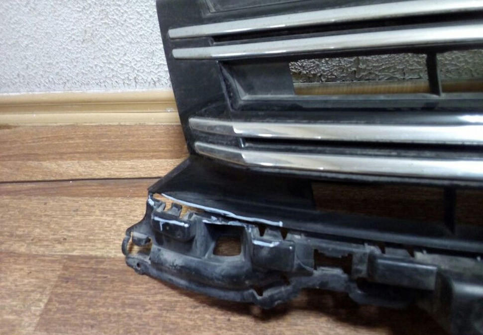 Решетка радиатора Volkswagen Tiguan 11- Oem 5N0853651H (мал трещ) Решетка радиатора Volkswagen Tiguan 11- Oem 5N0853651H (мал трещ)