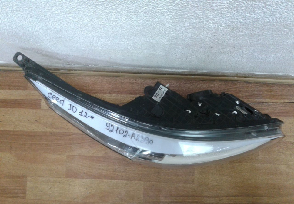 Фара правая Kia Ceed 2 JD ксенон oem 92102a2390 (слом. 2 крепл., часть корпуса, царап. стекла)