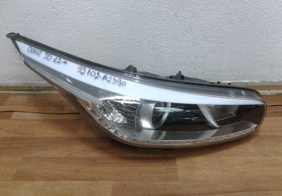 Фара правая Kia Ceed 2 JD ксенон oem 92102a2390 (слом. 2 крепл., часть корпуса, царап. стекла) Фара правая Kia Ceed 2 JD ксенон oem 92102a2390 (слом. 2 крепл., часть корпуса, царап. стекла)