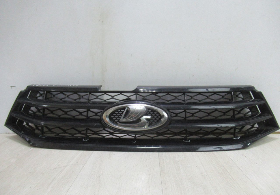 Решетка радиатора Lada Vesta oem 8450006673 (мал.трещины,слом часть) (скл-3)