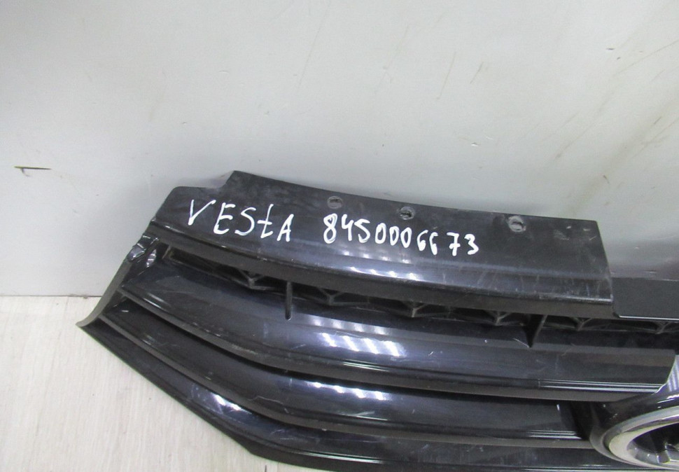 Решетка радиатора Lada Vesta oem 8450006673 (мал.трещины,слом часть) (скл-3)