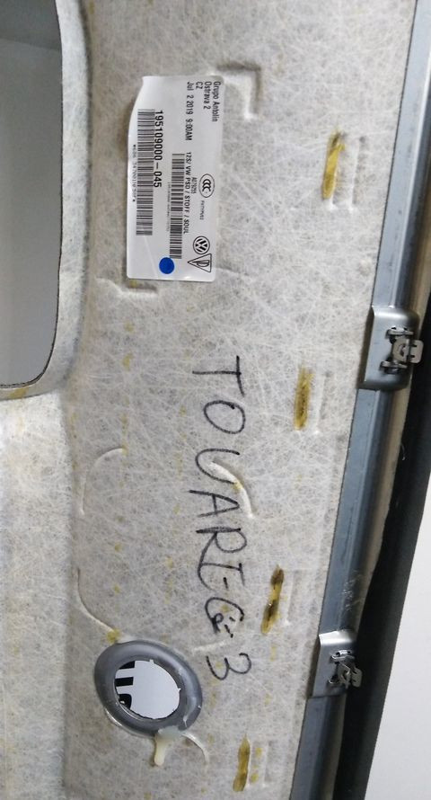 Обшивка потолка Volkswagen Touareg 3 oem 760867501e Обшивка потолка Volkswagen Touareg 3 oem 760867501e