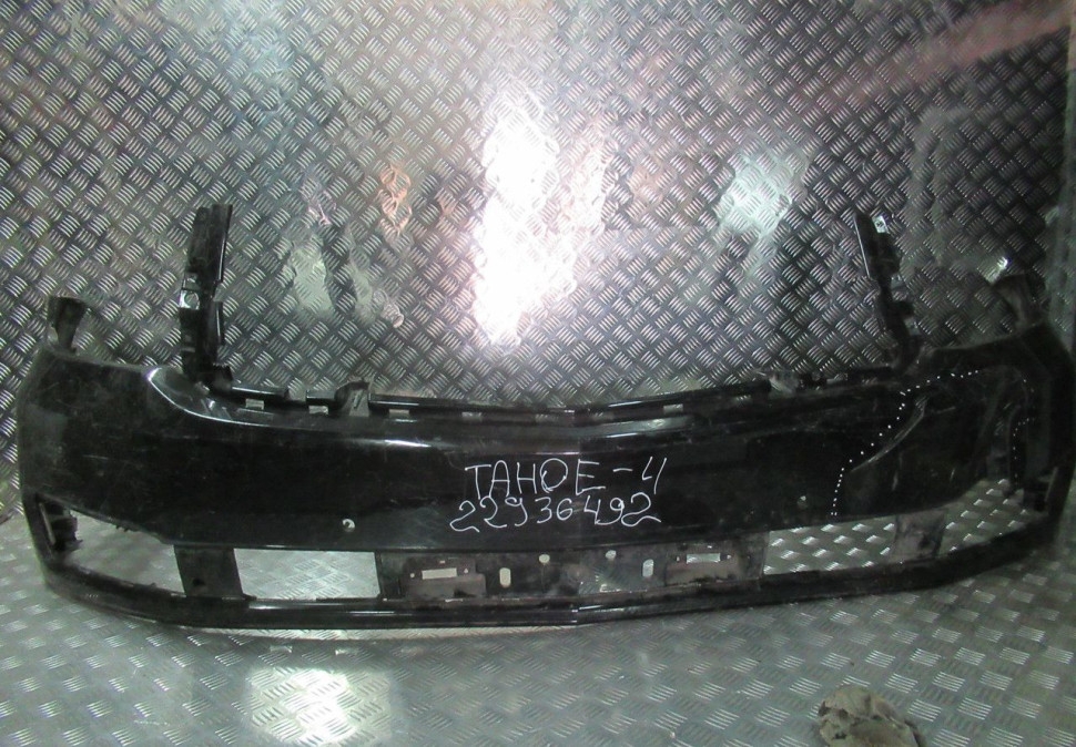 Бампер передний Chevrolet Tahoe 4 oem 22936492 (трещины) (скл-3)