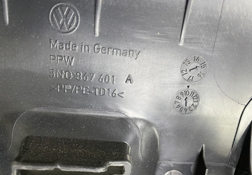 Обивка крышки багажника Volkswagen Tiguan 1 2010-2016 oem 5n0867601a (скл-3)
