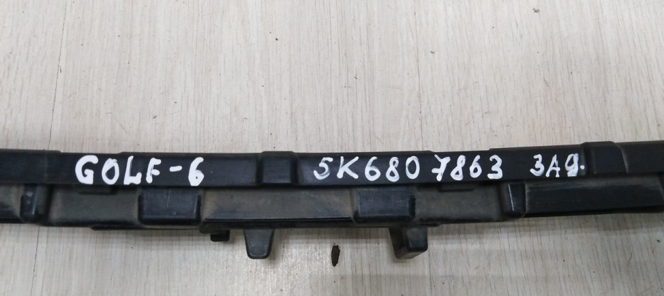 Кронштейн заднего бампера Volkswagen Golf 6 09-12 oem 5k6807863
